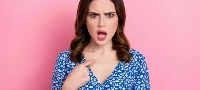 Photo of angry annoyed mad woman with wavy hairdo wear blue dress directing at herself false accusation isolated on pink color background. / Foto: Deagreez