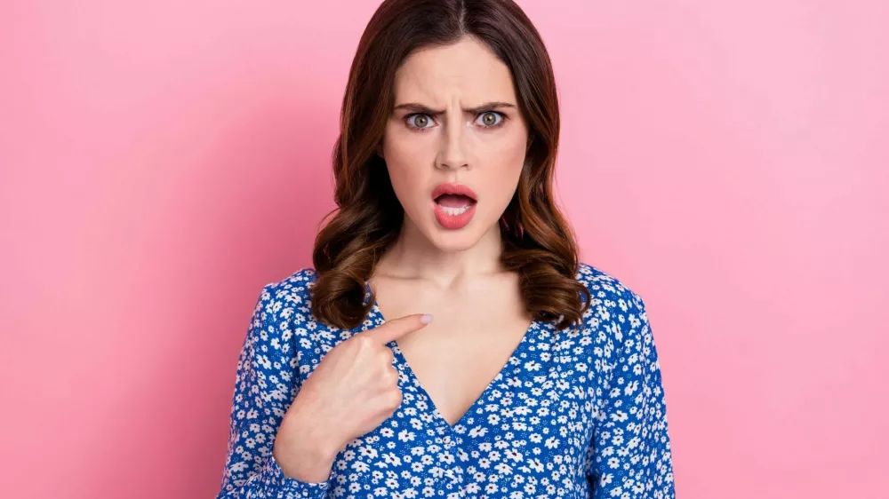 Photo of angry annoyed mad woman with wavy hairdo wear blue dress directing at herself false accusation isolated on pink color background. / Foto: Deagreez