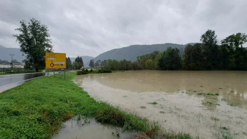 Soča prestopila bregove Foto: FB Občina Tolmin