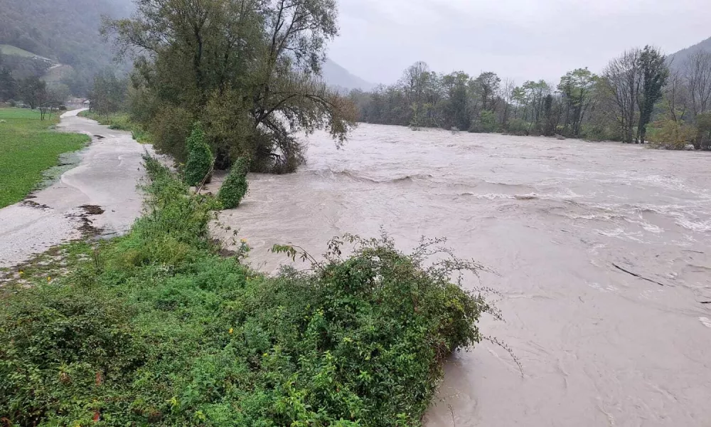 Soča prestopila bregove Foto: FB Občina Tolmin