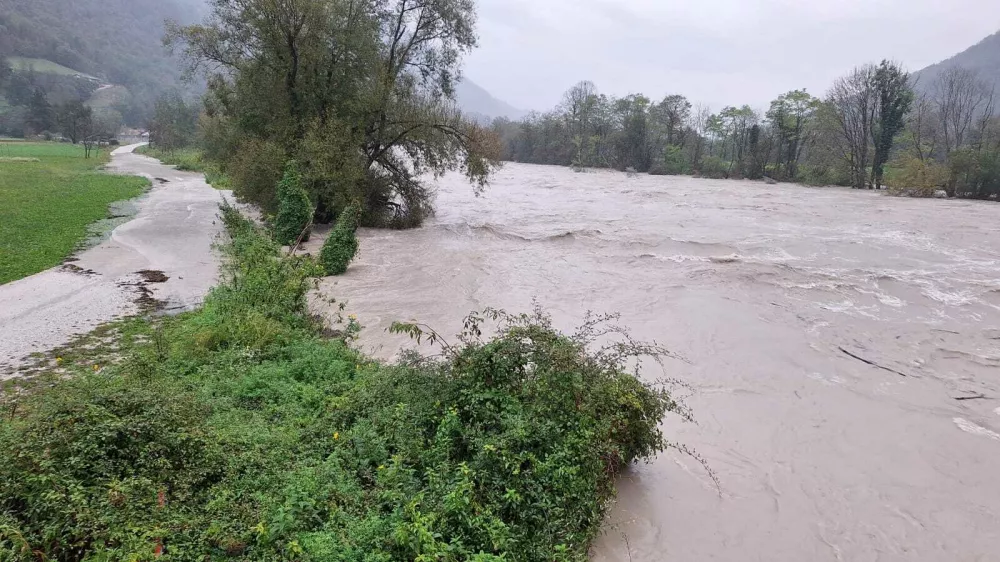 Soča prestopila bregove Foto: FB Občina Tolmin