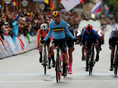 Belgijska kolesarka Lotte Kopecky je drugič zapovrstjo postala svetovna prvakinja na cestni dirki. Foto: Reuters