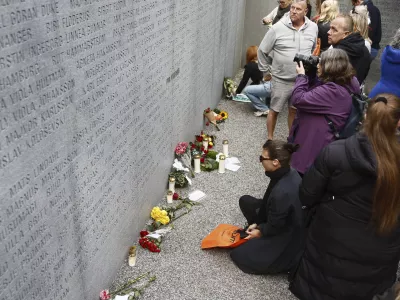 People place candles and flowers at the Estonia Monument to mark the 30th anniversary of M/S "Estonia" ferry catastrophe, in Stockholm, Sweden, Saturday, Sept. 28, 2024. The M/S "Estonia" ferry sank in the Baltic Sea in 1994. (Stefan Jerrevång/TT News Agency via AP) / Foto: Stefan Jerrevång/tt