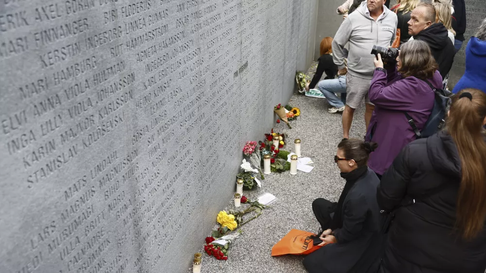 People place candles and flowers at the Estonia Monument to mark the 30th anniversary of M/S "Estonia" ferry catastrophe, in Stockholm, Sweden, Saturday, Sept. 28, 2024. The M/S "Estonia" ferry sank in the Baltic Sea in 1994. (Stefan Jerrevång/TT News Agency via AP) / Foto: Stefan Jerrevång/tt