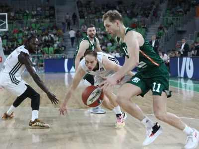 Jaka Blažič (z žogo) in soigralci pri Cedeviti Olimpiji niso bili kos Dubaju s Klemnom Prepeličem. Foto: Luka Cjuha