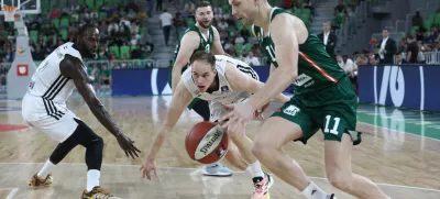 Jaka Blažič (z žogo) in soigralci pri Cedeviti Olimpiji niso bili kos Dubaju s Klemnom Prepeličem. Foto: Luka Cjuha