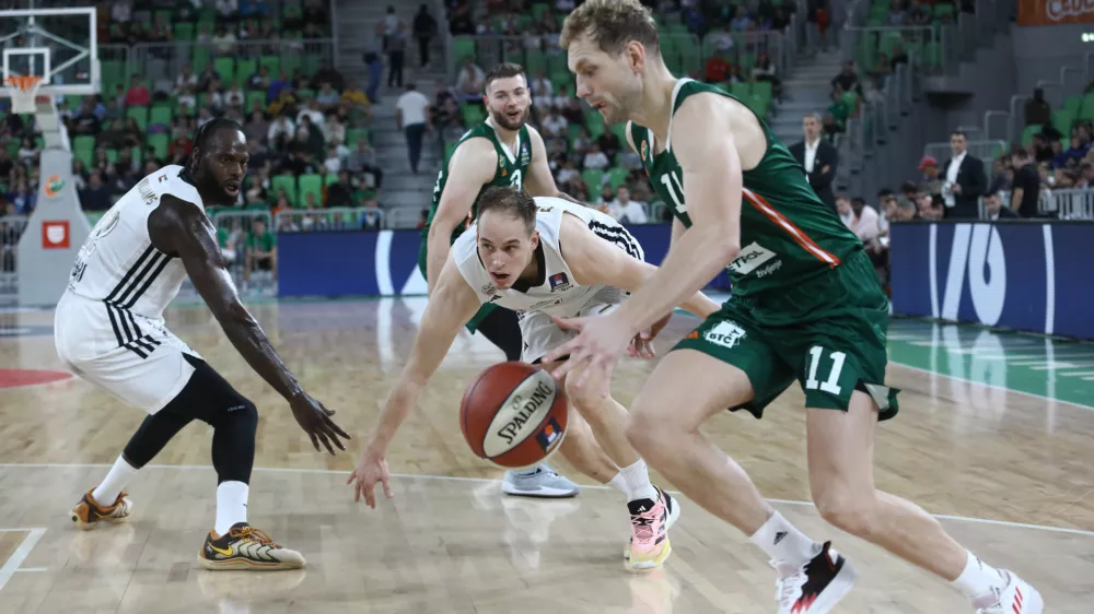 Jaka Blažič (z žogo) in soigralci pri Cedeviti Olimpiji niso bili kos Dubaju s Klemnom Prepeličem. Foto: Luka Cjuha