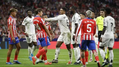 Soccer Football - LaLiga - Atletico Madrid v Real Madrid - Metropolitano, Madrid, Spain - September 29, 2024 Atletico Madrid's Robin Le Normand and Real Madrid's Jude Bellingham clash REUTERS/Juan Medina