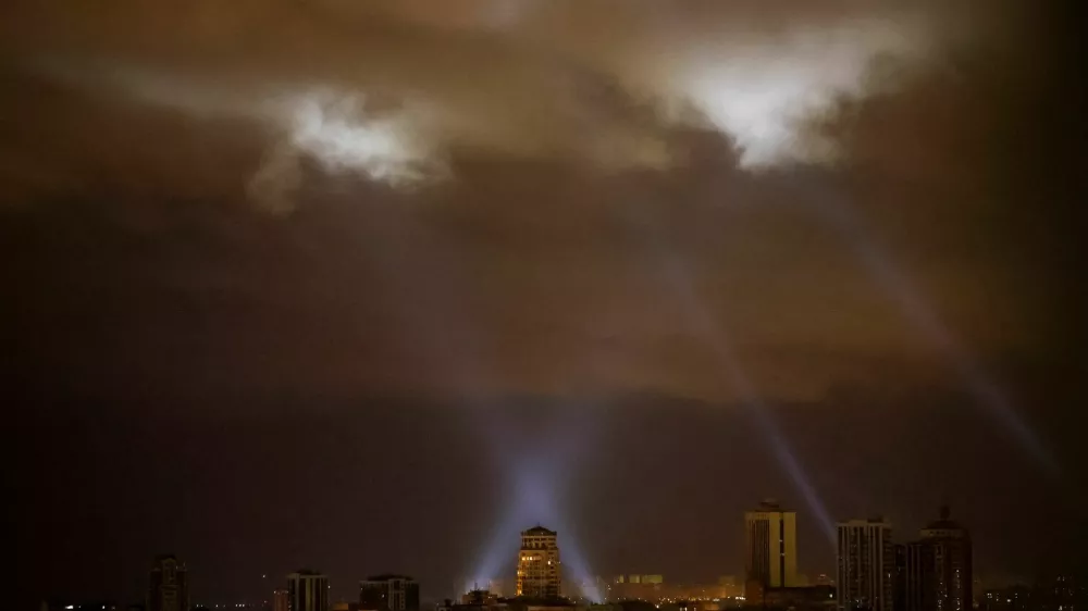 Ukrainian service personnel use searchlights as they search for drones in the sky over the city centre during a Russian drone strike, amid Russia's attack on Ukraine, in Kyiv, Ukraine September 30, 2024. REUTERS/Gleb Garanich