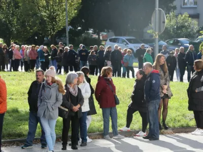 Gneča pred zdravstvenim domom. Foto: Sašo Bizjak, Večer