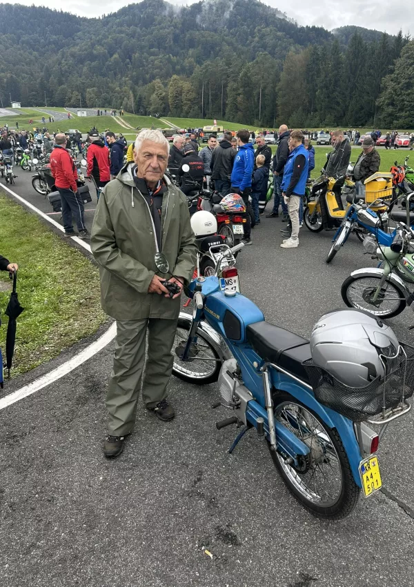 Jože Peterman je s svojim tomosom T12 letnika 1972 na Vransko prišel z Bleda. Za pot je v eno smer potreboval dobri dve uri. / Foto: Matjaž Terzič