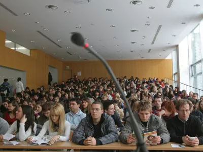 V predavalnice fakultet so se danes vrnili študenti: v tem času jih je v novo študijsko leto vpisanih približno 56.400. Foto: Luka Cjuha