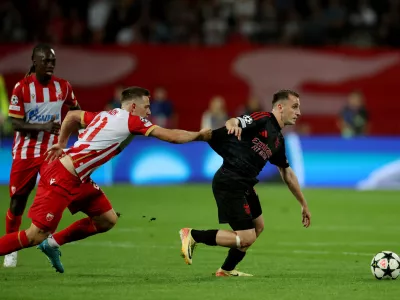 Soccer Football - Champions League - Crvena Zvezda v Benfica - Rajko Mitic Stadium, Belgrade, Serbia - September 19, 2024 Crvena Zvezda's Timi Elsnik in action with Benfica's Kerem Akturkoglu REUTERS/Marko Djurica - UP1EK9J1FEIKI