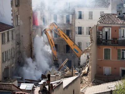 09 April 2023, France, Marseille: A crane moves debris from a collapsed building in downtown Marseille. Photo: Clement Mahoudeau/AFP/dpa