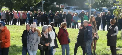 Slovenska Bistrica, gneča pred zdravstvenim domom.