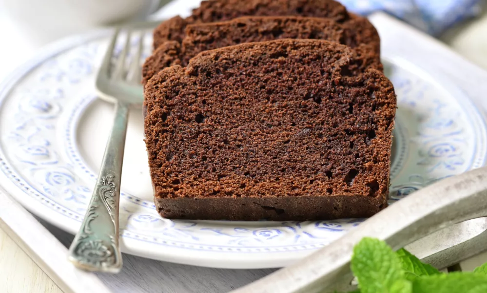 Chocolate banana cake for a breakfast on a wooden tray. / Foto: Lilechka75