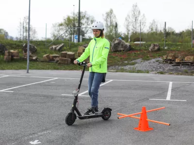 - električni skiro - - 19.04.2022 - Izpitni center Ljubljana, Cesta dveh cesarjev 176 (poligon Barje) - prva nacionalna preventivna akcija za varnost voznikov e-skirojev, //FOTO: Bojan Velikonja