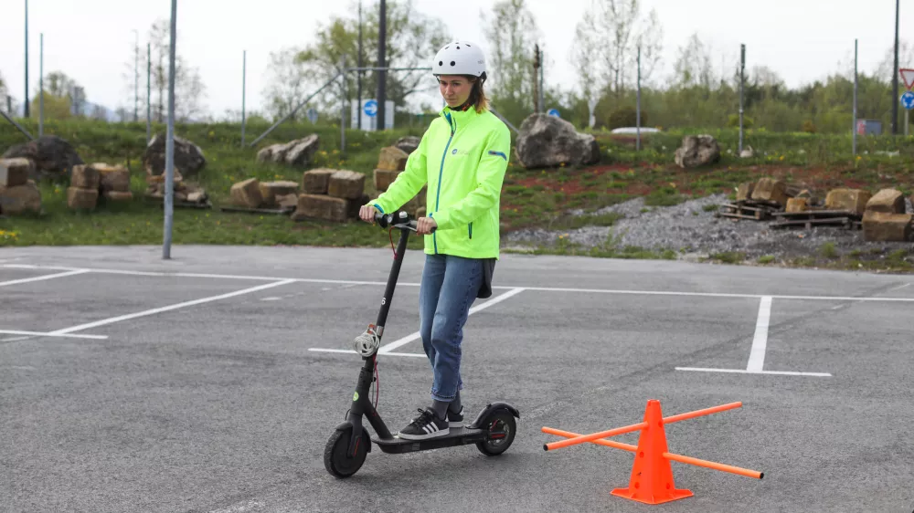 - električni skiro - - 19.04.2022 - Izpitni center Ljubljana, Cesta dveh cesarjev 176 (poligon Barje) - prva nacionalna preventivna akcija za varnost voznikov e-skirojev, //FOTO: Bojan Velikonja