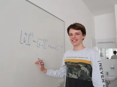 Aleks Žigon Tankosič, mladi matematik, ki je odkril izvirno matematično posplošitev v kombinatoriki, devetošolec, 