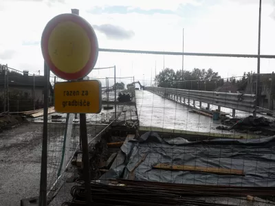 Tako prenova nadvoza Ižanske ceste čez obvoznico (na fotografiji) kot tudi gradnja nadomestnega mosta čez Ižico naj bi bili končani v letošnjem decembru. Foto: Bojan Velikonja