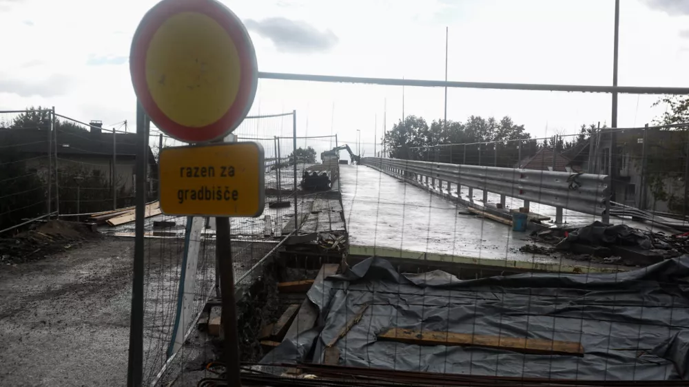 Tako prenova nadvoza Ižanske ceste čez obvoznico (na fotografiji) kot tudi gradnja nadomestnega mosta čez Ižico naj bi bili končani v letošnjem decembru. Foto: Bojan Velikonja