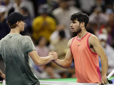 Tennis - China Open - China National Tennis Center, Beijing, China - October 2, 2024 Spain's Carlos Alcaraz shakes hands with Italy's Jannik Sinner after winning their final match REUTERS/Tingshu Wang