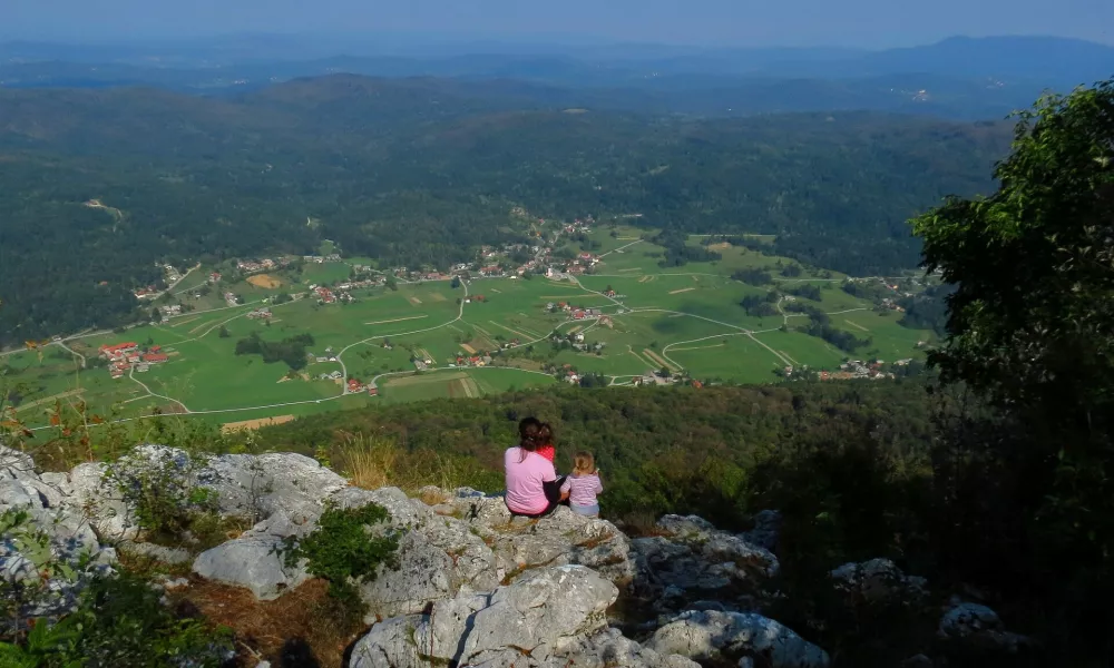 S Sten sv. Ane se odprejo lepi pogledi na Struško dolino z okolico. F Gorazd Gorišek