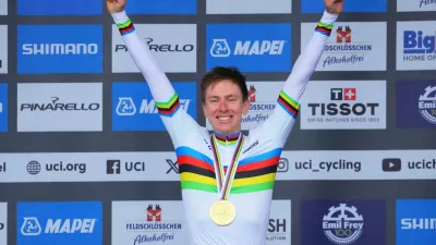 Cycling - UCI World Championships 2024 - Men's Elite Road Race - Zurich, Switzerland - September 29, 2024 Gold medallist Slovenia's Tadej Pogacar celebrates on the podium REUTERS/Denis Balibouse / Foto: Denis Balibouse