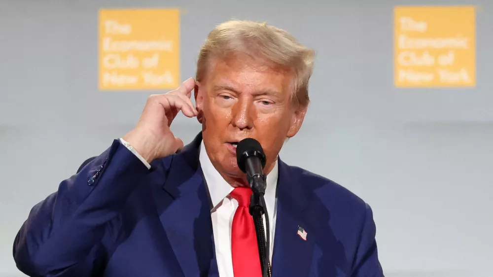 Republican presidential nominee and former U.S. President Donald Trump points to his ear as he speaks at the Economic Club of New York in New York City, U.S. September 5, 2024. REUTERS/Brendan McDermid / Foto: Brendan Mcdermid