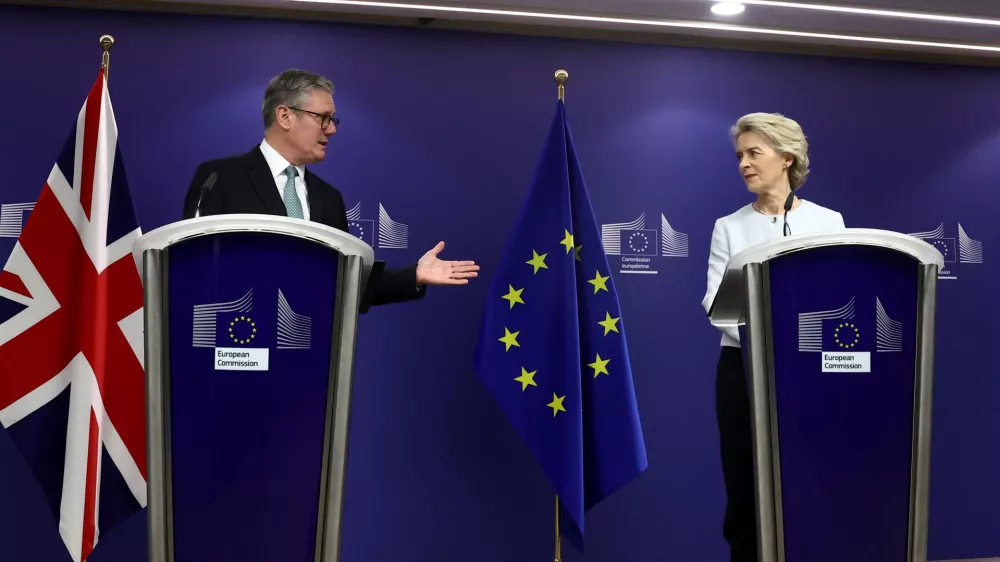 European Commission President Ursula von der Leyen and British Prime Minister Keir Starmer address the media, in Brussels, Belgium October 2, 2024. REUTERS/Yves Herman