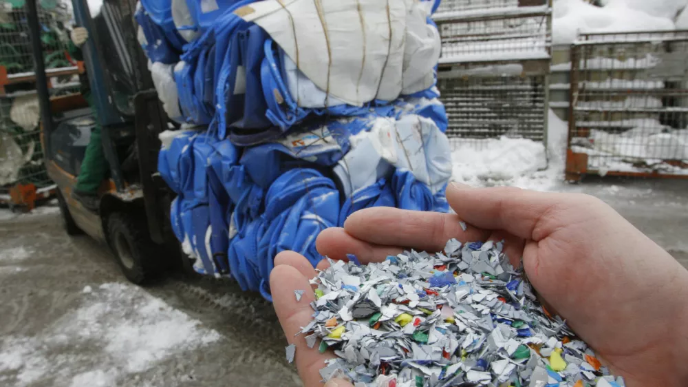 - Omaplast d.o.o., Grosuplje, podjetje ki ima vodilno vlogo pri reciklaži odpadne plastike v Sloveniji. reciklaža - plastika - plastenke //FOTO: Jaka Adamič