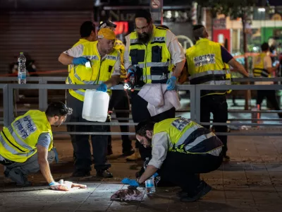 01 October 2024, Israel, Tel Aviv: Israeli forensic officers work at the site of a shooting attack in the mixed Arab-Jewish neighbourhood of Jaffa. According to the Israeli Police, six people were killed in a shooting attack on Jerusalem Boulevard. Photo: Ilia Yefimovich/dpa