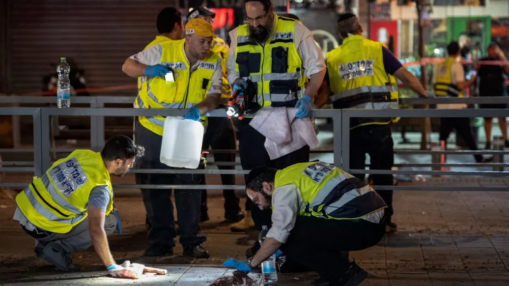 01 October 2024, Israel, Tel Aviv: Israeli forensic officers work at the site of a shooting attack in the mixed Arab-Jewish neighbourhood of Jaffa. According to the Israeli Police, six people were killed in a shooting attack on Jerusalem Boulevard. Photo: Ilia Yefimovich/dpa