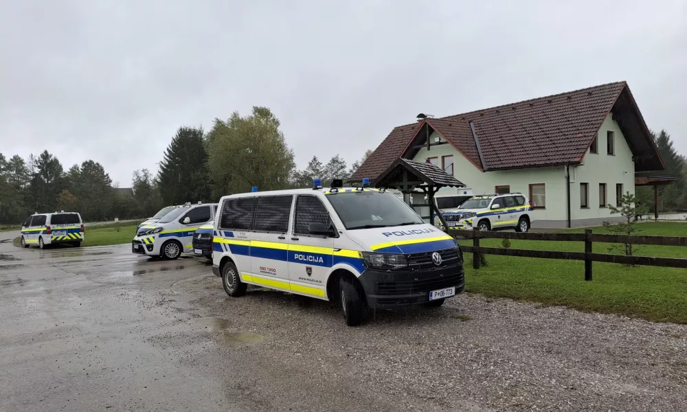 Osumljenca naj bi policisti izsledili v okolici lokalnega ribiškega doma. Foto: Peter Lovšin