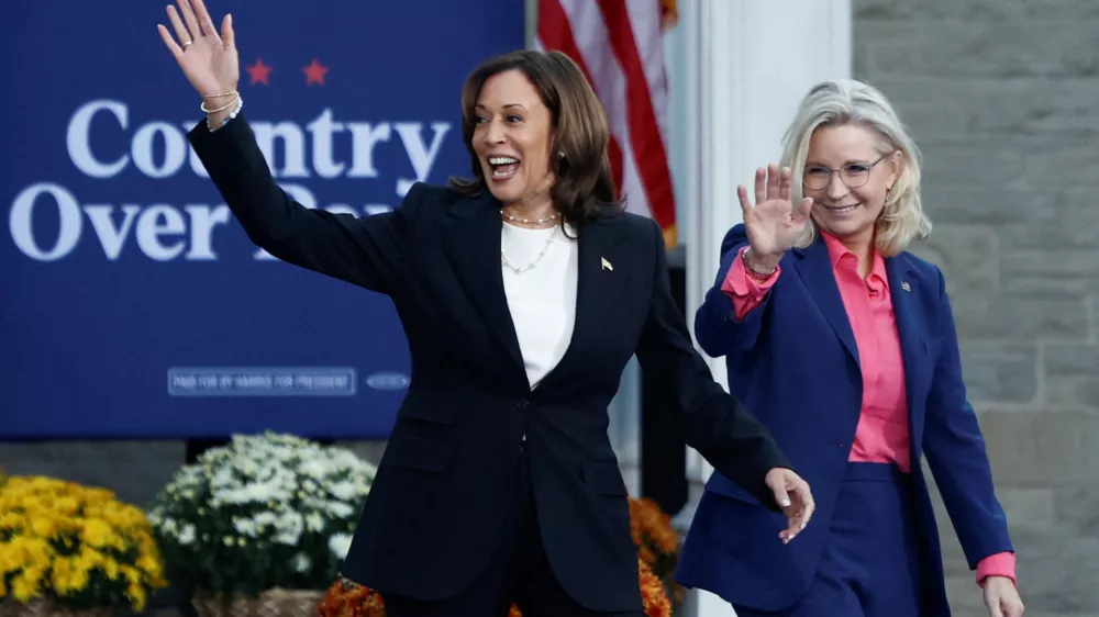 Democratic presidential nominee and U.S. Vice President Kamala Harris campaigns alongside former Congresswoman Liz Cheney (R-WY) in Ripon, Wisconsin, U.S., October 3, 2024. REUTERS/Evelyn Hockstein   TPX IMAGES OF THE DAY