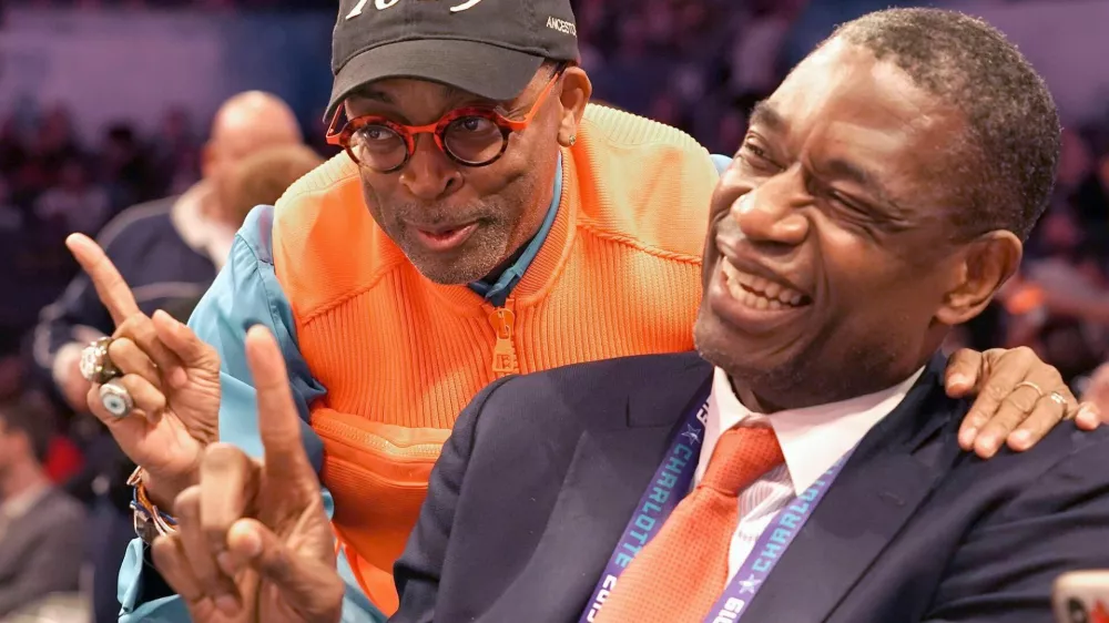 Legenda lige NBA Dikembe Mutombo je bil znan tudi kot velik humanitarec. Imel je veliko prijateljev, med njimi je bil tudi režiser Spike Lee. Foto: Reuters