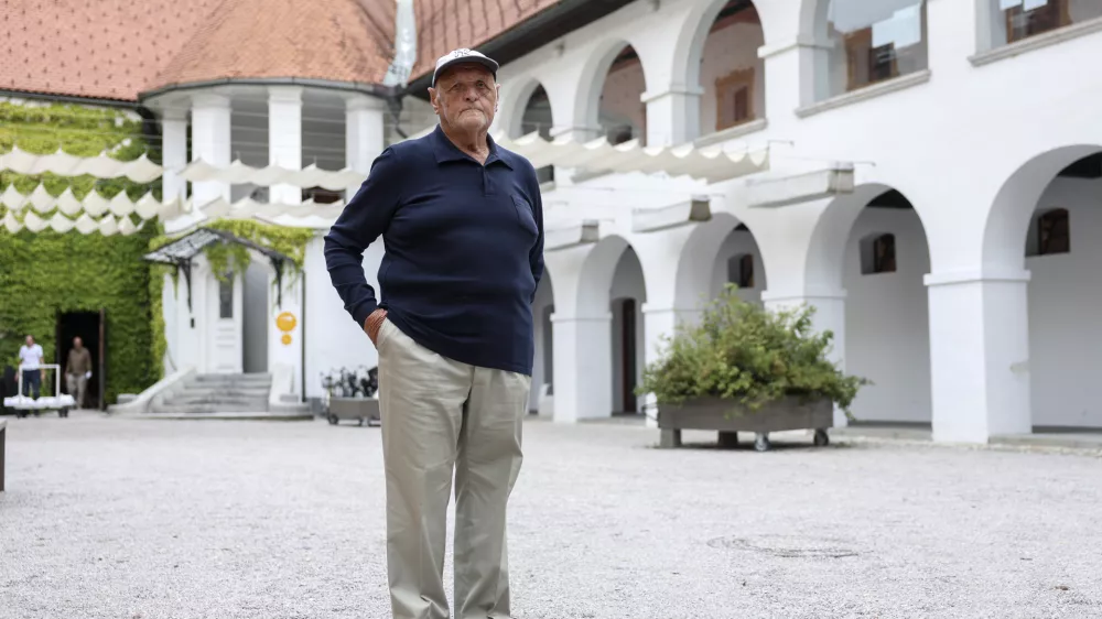 Nekdanji dolgoletni oskrbnik elektrarne papirnice Vevče Silvester Morela se dobro spominja časov, ko so bila na fužinskem gradu stanovanja. Foto: Jaka Gasar