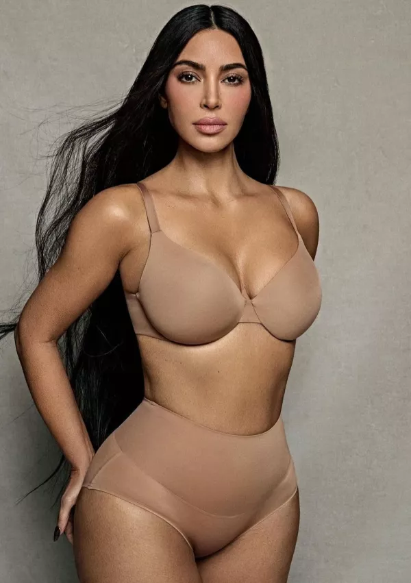 Postava z obalnimi, kot jih še vedno reklamira Kim Kardashian je kot kaže pretellost. F Instagram 