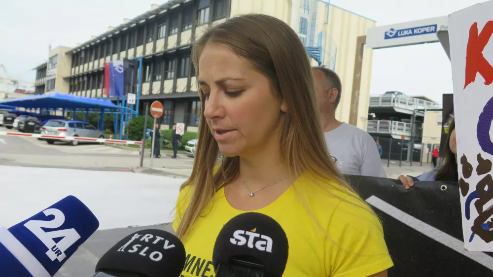 Koper, vhod v tovorno pristanisce.Novinarska konferenca Amnesty International Slovenija, na kateri so predstavili poziv slovenskim oblastem, naj preprecijo vplutje ladje Kathrin z eksplozivom za Izrael.Predstavnica Amnesty International Slovenija Taja Premk.