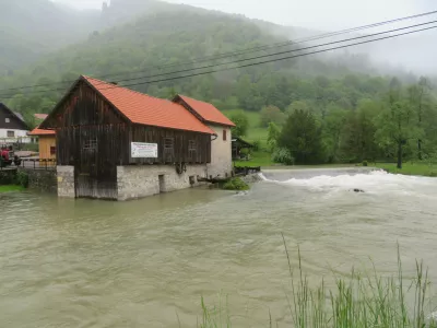 Kolpa se je včeraj sredi dneva v naselju Dol v kočevski občini že nevarno razlila. F Dragana Stanković