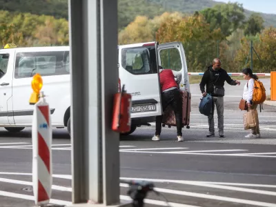 . Zavrnjena državljana tretjih držav, ki nista izpolnjevala pogojev za vstop v Slovenijo.- mejni prehod Dragonja - slovensko-hrvaška meja- policija izvaja selektivni nadzor za vse, ki vstapojo iz Hrvaške. - 2110.2023 – ponovni začasni nadzor na mejnih prehodih - uvedba deset dnevnega nadzora na mejah s Hrvaško in Madžarsko - 12 kontrolnih točk na hrvaški in dve na madžarski meji - //FOTO: Bojan Velikonja