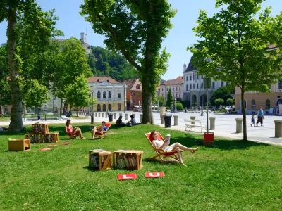 ﻿Ljubljana je v zadnjem desetletju dosegla velik napredek v kakovosti življenja. Številni zaključeni projekti uresničujejo tako našo odgovornost do okolja kot tudi udobnost bivanja za vse meščanke in meščane. Trenutno je v Ljubljani aktivnih 120 infrastrukturnih projektov. Poslanstvo uresničujemo tudi s sodelovanjem, strateškim usmerjanjem in vključevanjem uporabnikov v inovativne ideje.Mednarodna komisija je Ljubljano leta 2016 izbrala za nosilko naziva Zelene prestolnica Evrope, ker smo v najkrajšem obdobju izvedli največ trajnostnih sprememb za večjo kakovost bivanja.Med pomembne dosežke zadnjega desetletja lahko zagotovo štejemo zaprtje mestnega jedra za promet, čistočo mesta, najsodobnejši regijski center za ravnanje z odpadki, čisto pitno vodo iz javnega vodovoda skupaj s pitniki v mestu in okolici, posodobitev javnega potniškega prometa z vozili na okolju prijazna goriva, uvedbo sistema parkirišč »Parkiraj in odpelji« (P+R), širitev daljinskega ogrevanja in s tem velik prispevek k čistejšemu zraku in še dolgo bi lahko naštevali.Za meščane izvajamo tudi mnoge projekte, katerih zgodbe so videti majhne, a delajo velike premike v kakovosti bivanja in v naših glavah. Nekaj takih predstavljamo tudi na teh straneh.Javni holding Ljubljana pod svojim okriljem združuje podjetja JP Vodovod-Kanalizacija, Energetika Ljubljana, Snaga in Ljubljanski potniški promet. Vsako od podjetjih skrbi za svoje področje, vsi skupaj pa za nemoteno oskrbo s storitvami javnih služb. K celovitosti delovanja pomembno prispevata tudi javni podjetji ŽALE ter Javno podjetje Ljubljanska parkirišča in tržnice.  #fotografija - utrip mesta - ljudje v parkuObiskovalci Ljubljane, čudovite prestolnice Slovenije, lahko začutijo utrip mesta na mnogo načinov: med sprehodom po središču mesta, na kulturni prireditvi, ob klepetu s prijaznimi prebivalci ali ob uživanja pod krošnjami dreves. Le malo se jih ob tem zaveda, da za vse to udobje 24 ur na dan skrbi preko 2.400 zaposlenih v Javnem holdingu Ljubljana /naših sodelavcevPijemo vodo iz pipePrvi javni vodovod v Ljubljani je bil zgrajen leta 1890, ko je pitna voda pa 27 kilometrih vodovodnih cevi pritekle v 606 ljubljanskih hiš. Danes družba JP Vodovod-Kanalizacija skrbi za nemoteno oskrbo s pitno vodo za približno 329.000 prebivalcev. Hkrati podjetje skrbi tudi za nemoteno odvajanje in čiščenje odpadne in padavinske vode. V okviru trenutno največjega kohezijskega projekta v državi, Čisto zate - Odvajanje in čiščenje odpadne vode na območju vodonosnika Ljubljanskega polja, vrednega 111 milijonov evrov brez DDV, bomo v prihodnjih letih v Mestni občini Ljubljana nadgradili Centralno čistilno napravo Ljubljana, zgradili povezovalni kanal C0 in uredili odvajanje in čiščenje odpadne vode na 39 ljubljanskih območjih ter nekaterih območjih v občinah Medvode in Vodice. Samo v Ljubljani bo kanalizacija na novo zgrajena na 261 ljubljanskih ulicah, na javno kanalizacijsko območje pa bodo na novo priključena gospodinjstva z več kot 17.500 prebivalci. Odpadne vode obstoječih in novih uporabnikov se bodo stekale na Centralno čistilno napravo Ljubljano, katere zmogljivosti bodo povečane, tehnološki postopek čiščenja odpadne vode pa nadgrajen s terciarno stopnjo čiščenja. Povezovalni kanal C0 bo bistveno razbremenil ljubljanski centralni kanalizacijski sistem in omogočil priključitev odpadnih vod iz delov naselij ob Savi, kjer vsi objekti še niso priključeni na kanalizacijo in severozahodnega dela Ljubljane, Medvod in Vodic in tako omogočil višji učinek čiščenja odpadne vode. #fotografija - pitnikPreko sistema pitnikov je obiskovalcem Ljubljane na voljo osvežitev s čisto pitno vodo na javnih mestih. Najbližjo lokacijo pitnika v mestu lahko preverite preko aplikacije Tap Water Ljubljana. www.vo-ka.siBivanju dajemo utripEnergetika Ljubljana predstavlja energetsko srce Ljubljane, katerega bitje za oskrbo s toploto, zemeljskim plinom in električno energijo je čutiti tudi širše v osrednji regiji Slovenije. Več kot 120.000 uporabnikov daljinskega ogrevanja in zemeljskega plina je danes zaslužnih, da je kakovost bivanja v prestolnici in njeni okolici čedalje višja, saj daljinska oskrba z energijo, ki jo zagotavljamo, pomembno prispeva k zmanjševanju obremenjevanja okolja, predvsem zraka. Glavno načelo Energetike Ljubljana je, da bivanju dajemo utrip in poskrbimo, da so naši uporabniki zadovoljni z vsemi storitvami, ki jih izvajamo. Z zanesljivo, okolju prijazno in energetsko učinkovito oskrbo, ki jo zagotavljamo 24 ur na dan in vse dni v letu, sledimo visokim okoljskim standardom, ter s povezovanjem storitev v različne pakete po prijaznih cenah, skrbimo tudi za zadovoljstvo naših uporabnikov. V ta namen jim v okviru Kluba Zvestoba ogreva nudimo različne ugodnosti. Članom kluba niso na voljo zgolj storitve, ki jih izvajamo, temveč tudi druge ugodnosti, ki jih je mogoče izkoristiti v ostalih krajih Slovenije. #grafika:Dom ni le osrednja točka našega življenja, temveč je način bivanja. Energetika Ljubljana svojim uporabnikom zagotavlja celovito, okolju prijazno in cenovno ugodno energetsko oskrbo, 24 ur na dan in vse dni v letu. www.energetika-lj.siManj je več Ljubljanska Snaga z dovršenim sistemom skrbi za celostno ravnanje z odpadki v enajstih občinah, Ljubljana pa še posebej izstopa s podzemnimi zbiralnicami odpadkov na 67 lokacijah in 67-odstotnim deležem ločeno zbranih odpadkov, s čimer dosega najboljše rezultate med evropskimi prestolnicami. Upravljamo tudi krajinski park Tivoli, Rožnik in Šišenski hrib, ki ga letno obišče več kot dva milijona ljudi, in najsodobnejši obrat za predelavo odpadkov, RCERO Ljubljana. www.snaga.siBert ponuja izdelke brez embalažeSpodbujamo tudi bolj trajnosten in odgovoren življenjski slog. V prostorih Centra ponovne uporabe na Povšetovi 4 smo postavili prvi samopostrežni avtomat za prodajo izdelkov brez embalaže Bert. Avtomat je odprt od torka do sobote med 9. in 17. uro.Samopostrežni avtomat Bert ponuja BIO čistila, šampone, več vrst kisa in olje kupcem, ki po izdelke pridejo s svojo (povratno) embalažo, hkrati pa s svojo posebno obleko sporoča, da lahko s premišljenim nakupovanjem preprečimo nastajanje novih odpadkov. Oprema oziroma pohištvo je delo avtoric Nuše Jelenec in Nine Mršnik. Naredili sta jo iz odpadne plastične embalaže, ki sta jo stopili in predelali v plastične plošče ter iz njih naredili pohištvo.#foto BertPametne rešitve v javnem prevozuSkladno z razvojem mesta in trendi tako doma kot v tujini v Ljubljanskem potniškem prometu (LPP) v zadnjih letih pospešeno optimiziramo linije, obnavljamo in posodabljamo vozni park. Od leta 2007 dalje je bilo optimiziranih ali novih več kot 60 linij ter zamenjanih kar 168 avtobusov. Kar 70 vozil v voznem parku LPP poganja CNG – stisnjen zemeljski plin. Z izbiro okolju prijaznih avtobusov sledimo načelom trajnostne mobilnosti in razvoja Ljubljane, ki smo se jim zavezali že pred desetletjem. Posodabljanje voznega parka je naša trajna zadolžitev, zato bo l. 2019 po Ljubljani zapeljalo še 17 hibridnih avtobusov, ki uporabljajo za pogon zemeljski plin in električno energijo. LPP se ponaša še z 20 osebnimi vozili, v mestni peš coni pa s 6 Kavalirji na električni pogon. Električni vozni park dopolnjuje električni vlakec Urban. Ogled mesta z Urbanom je atrakcija, ki je v Ljubljani ne smete zamuditi. Vlakec Urban svojo krožno pot začenja v bližini Mestne hiše, nato vas popelje na Ljubljanski grad, ob Ljubljanici, do Trnovskega pristana, mimo Opere, Moderne galerije in Prešernovega trga, vse do izhodiščne točke. www.lpp.si/urban Rezervacije: vlakec.urban@lpp.siNudimo tudi najem avtobusov za potovanja po svetu. Najnovejši turistični avtobusi so prilagojeni osebam z oviranostmi, katere dvignemo do sedeža s posebnim dvigalom. www.lpp.si/javni-prevoz/obcasni-prevozi-najemi-avtobus Rezervacije: avtobus@lpp.si# foto: turistični avtobusVeč kot le spominLeta 1914 je mesto Ljubljana sklenilo, da bo zaščitilo meščane in javni interes pred izkoriščanjem zasebnih pogrebnih podjetij tako, da bo ustanovilo svoj mestni pogrebni zavod. Danes, več kot 100 let kasneje, v javnem podjetje ŽALE še vedno opravljamo svojo dejavnost in sicer na 18 pokopališčih na območju Mestne občine Ljubljana. Izvajanje pogrebnih storitev poteka po principu »vse na enem« ter z visoko mero spoštovanja in pietete, tako do pokojnikov, kot do njihovih svojcev. Naša prizadevanja so bila v zadnjih desetletjih usmerjena v ozaveščanje javnosti o širšem pomenu pokopališč. To niso zgolj ograjeni prostori, namenjeni pokopavanju in spominu na umrle, pač pa mnogo več. So tudi kulturna dediščina, parki in turistične znamenitosti. So prostori, kjer se povezujejo in prepletajo sedanjost in preteklost, so umetnost in narava. Veliko pozornosti posvečamo tudi dejavnosti kamnoseštva in cvetličarstva. Poslovalnici Plečnikove cvetličarne sta odprti vse dni v letu. Delo cvetličarskih mojstric zajema vse oblike sodobne floristike. Svojo kreativnost in občutek za estetiko izražajo tudi pri okrasitvah prostorov na večjih dogodkih in prireditvah po Sloveniji. Naročila aranžmajev za vse priložnosti sprejemamo v poslovalnici cvetličarn in preko spletne strani Plečnikova cvetličarna, kjer je možno naročiti tudi dostavo cvetja. www.plecnikova-cvetlicarna.si#foto majicaNadomestimo PVC vrečke z biorazgradljivimiV Javnem podjetju Ljubljanska parkirišča in tržnice (JP LPT) izvajanje storitev na okolju prijazen način nenehno nadgrajujemo. Ena takšnih nadgradenj je ponovna uporaba odsluženih prometnih znakov. V decembru 2016 smo najemnikom stojnic oziroma prodajalcem na vseh ljubljanskih tržnicah brezplačno razdelili 127.000 vrečk iz koruznega škroba, ki so biološko razgradljive in kot take za razliko od PVC vrečk ne bodo obremenjevale okolja. Lansko leto smo v sodelovanju z Mestno občino Ljubljana pripravili novo akcijo za promocijo uporabe biorazgradljivih vrečk. Akcijo smo opremili s sloganom NISEM VEČNA, SEM PA ZATO MANJ TEČNA in v njej o škodljivosti PVC vrečk ozaveščali preko socialnih omrežij in televizije. Ozaveščali smo tudi kupce na ljubljanskih tržnicah. Letos maja in junija smo kupcem na Osrednji ljubljanski tržnici tri sobotne dopoldneve brezplačno delili biološko razgradljive vrečke. V juniju so se akciji pridružili tudi ponudniki trgovskih in gostinskih storitev, ki so se odzvali povabilu Mestne občina Ljubljana v boju proti plastičnim vrečkam.V prihodnjem letu, predvidoma v mesecu marcu, bomo na Osrednji ljubljanski tržnici postavili vrečkomat, iz katerega si bodo kupci pred nakupom sadja in zelenjave lahko vzeli biološko razgradljivo vrečko. Zavedamo se škodljivosti PVC vrečk, zato si želimo čim hitrejši prehod na ekološko sprejemljivejšo vrsto nosilnih vrečk.