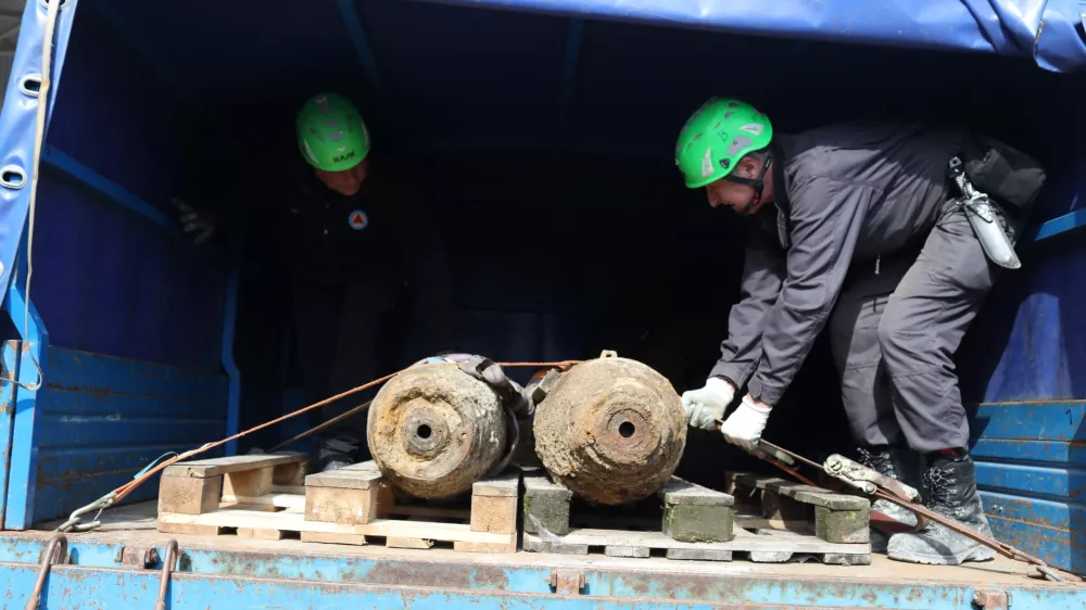 - Deaktivirani bombi.- 17.03.2024. Odstranjevanje neekspodiranih letalskih bomb iz 2. svetovne vojne na območju železniške postaje Nova Gorica.//FOTO: Bojan Velikonja