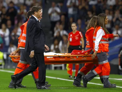 Soccer Football - LaLiga - Real Madrid v Villarreal - Santiago Bernabeu, Madrid, Spain - October 5, 2024 Real Madrid's Dani Carvajal is stretchered off after sustaining an injury REUTERS/Susana Vera