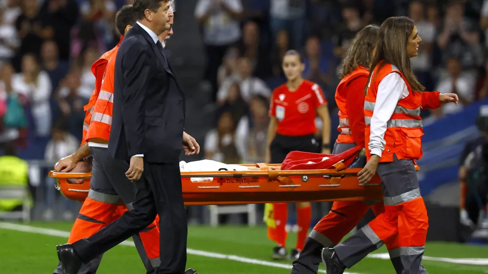 Soccer Football - LaLiga - Real Madrid v Villarreal - Santiago Bernabeu, Madrid, Spain - October 5, 2024 Real Madrid's Dani Carvajal is stretchered off after sustaining an injury REUTERS/Susana Vera