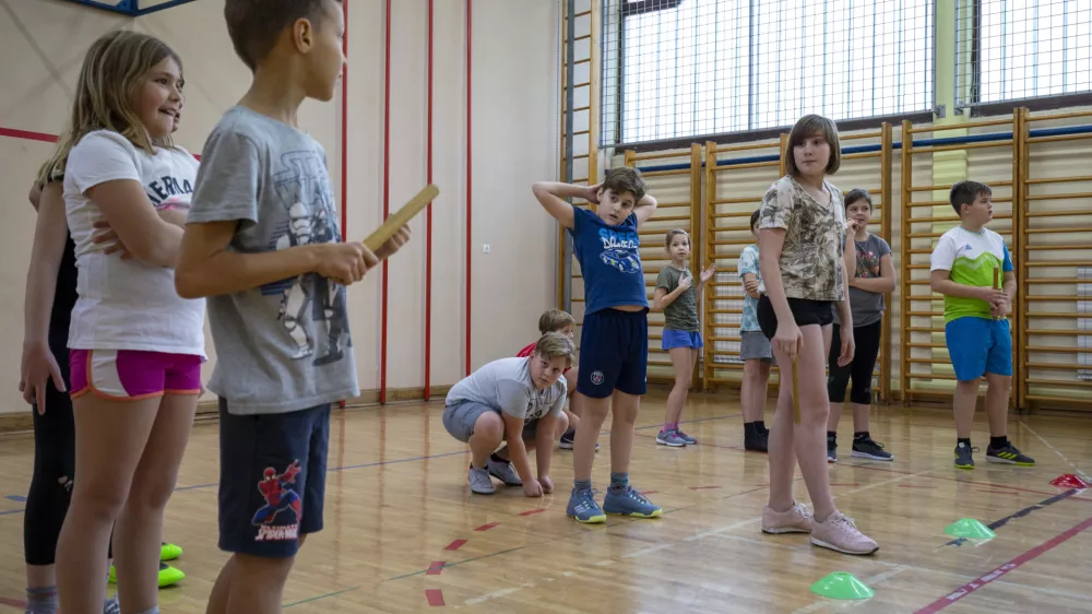 ﻿Športni pedagogi opozarjajo, da si bodo nejasno postavljene standarde v učnem načrtu poleg učiteljev različno tolmačili tudi starši. To pa bo, dodajajo, še povečalo pritiske na učitelje in staršem omogočilo izsiljevanje za čim boljšo oceno. Fotografija je simbolična. Foto: Matjaž Rušt 