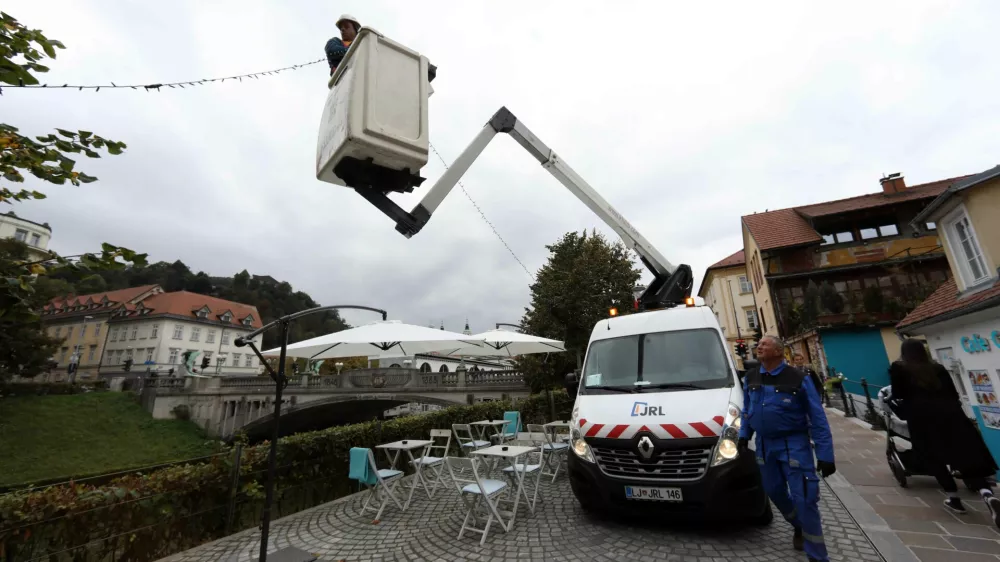 Ekipa Javne razsvetljave je začela praznično okraševati Ljubljano. Foto: Tomaž Skale