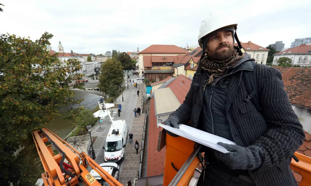 Tudi letos so okraševanje zaupali fotografu in strokovnjaku na področju oblikovanja svetlobe Urbanu Modicu, ki je za temo letošnje okrasitve izbral veselje življenja. Foto: Tomaž Skale