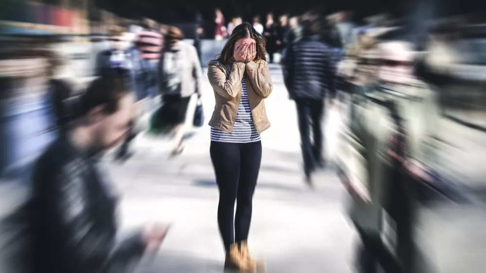 Panic attack in public place. Woman having panic disorder in city. Psychology, solitude, fear or mental health problems concept. Depressed sad person surrounded by people walking in busy street. / Foto: Tero Vesalainen