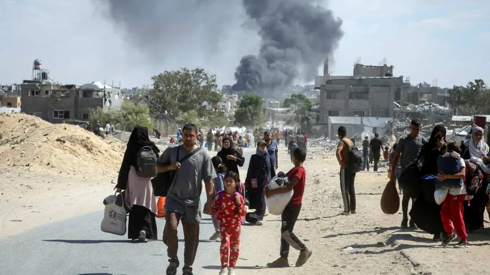 Smoke rises following an Israeli strike as displaced Palestinians make their way to flee areas in the eastern part of Khan Younis following an Israeli evacuation order, amid the ongoing conflict between Israel and Hamas, in Khan Younis in the southern Gaza Strip October 7, 2024. REUTERS/Hatem Khaled